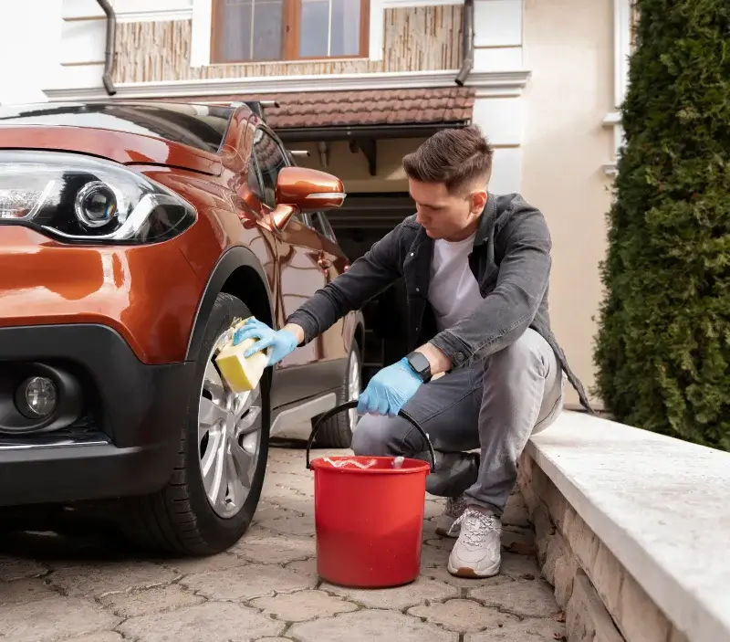 Lavage auto à domicile Saint-Paul-Trois-Châteaux : professionnel intervenant sur un véhicule